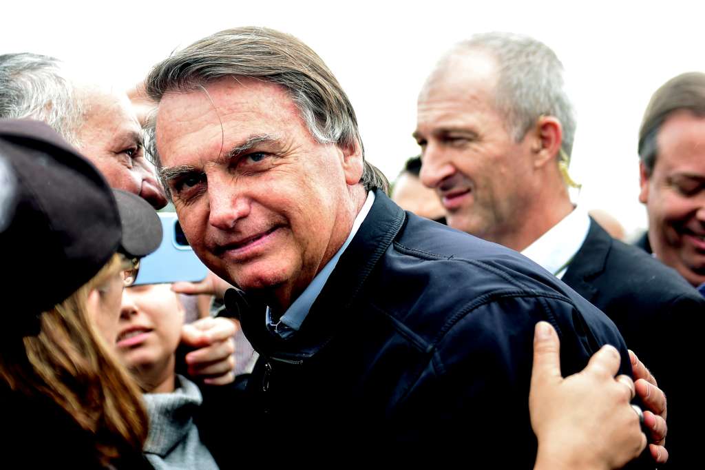 BRA01. PORTO ALEGRE (BRASIL), 22/06/2023.- El expresidente brasileño Jair Bolsonaro es recibido hoy por simpatizantes en Porto Alegre, Río Grande do Sul (Brasil). El Tribunal Superior Electoral de Brasil abrió este jueves la primera audiencia de un juicio en el que analizará los supuestos abusos cometidos por el expresidente Jair Bolsonaro durante la campaña para los comicios de octubre del año pasado. El líder de la ultraderecha está acusado de abusar de su posición como jefe de Estado para promover su candidatura y mantener una dura campaña de descrédito contra la propia Justicia electoral y las instituciones democráticas. EFE/Ricardo Rimoli