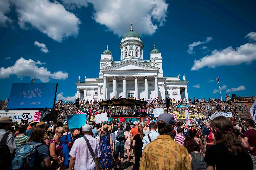 Protestas alrededor de la Plaza del Senado en Helsinki, en la víspera de la llegada de Trump y Putin. / AFP