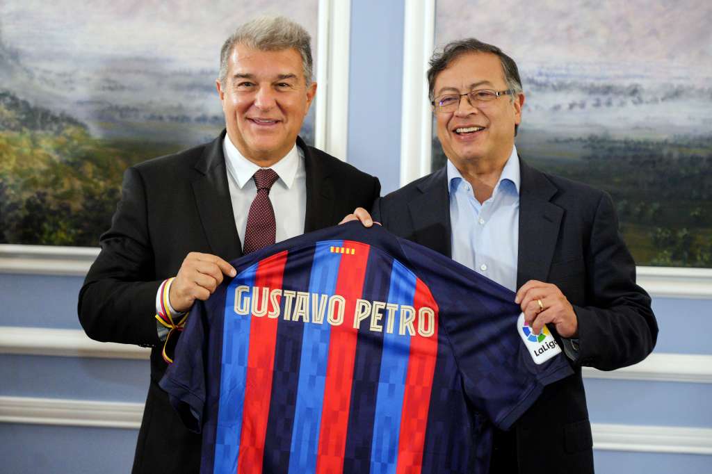 BOG400. BOGOTÁ (COLOMBIA), 16/11/2022.- Fotografía cedida por la Presidencia de Colombia que muestra al mandatario colombiano, Gustavo Petro (d), mientras recibe la camiseta del Fútbol Club Barcelona de manos del presidente del Barcelona, Joan Laporta (i), hoy, durante una visita a la Casa de Nariño en Bogotá (Colombia). EFE/ Cortesía Presidencia de Colombia/SOLO USO EDITORIAL/SOLO DISPONIBLE PARA ILUSTRAR LA NOTICIA QUE ACOMPAÑA (CRÉDITO OBLIGATORIO)