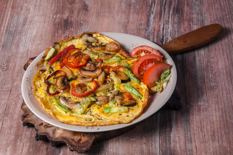 Tortilla de tomates y champiñones, la receta ideal para empezar el sábado