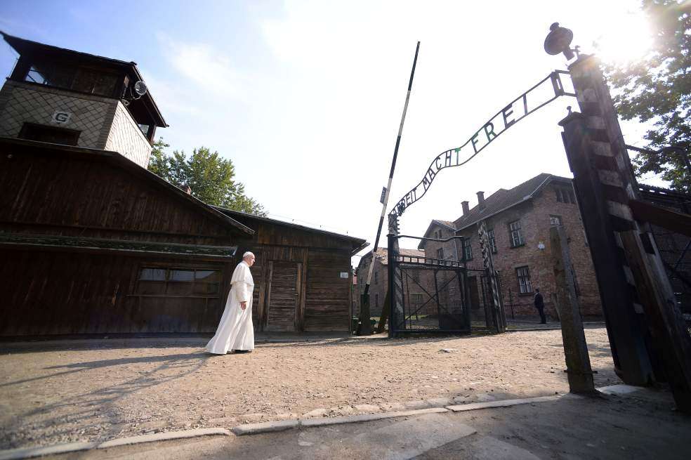 Francisco pasó por la puerta del campo nazi de Auschwitz. / AFP