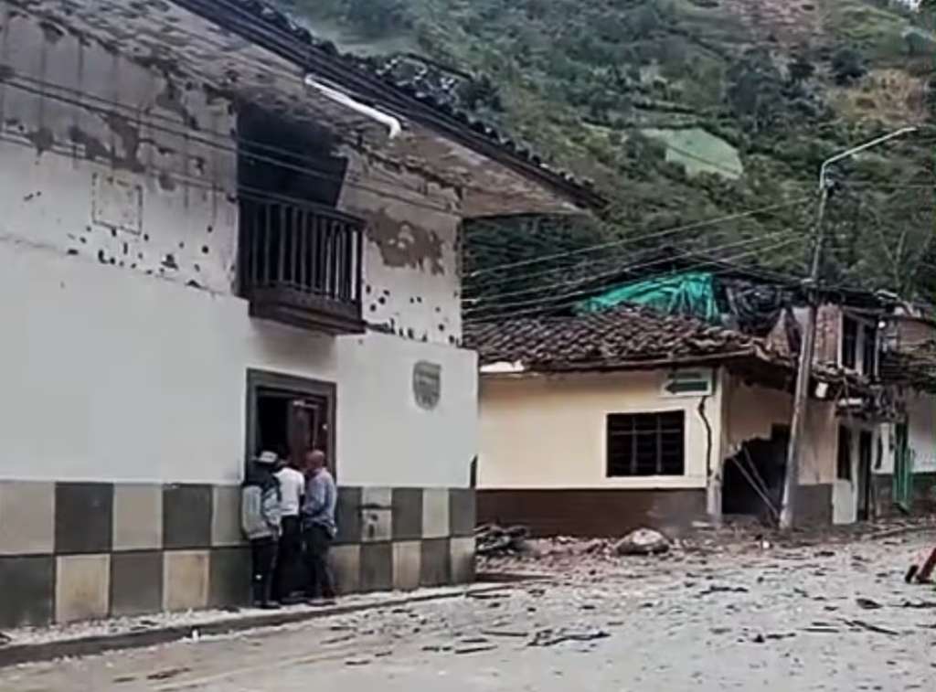 Durante la celebración por el aniversario del municipio, la estación de Policía fue atacada con explosivos y disparos.