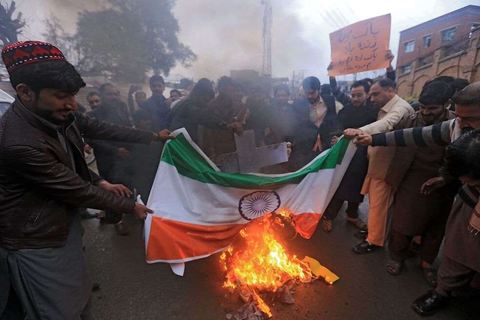 Manifestantes gritan consignas y queman una bandera india tras el bombardeo indio en territorio paquistanú en Peshawar, Pakistán.
 / AFP