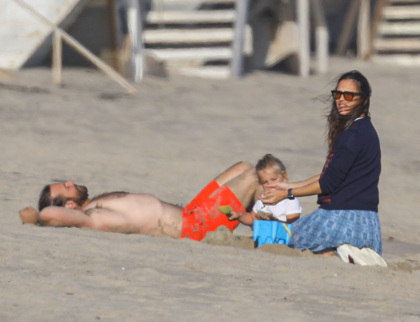 Los actores Jennifer Garner y Bradley Cooper con la hija de él, Lea en las playas de Malibú