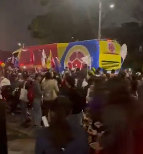 Cientos de manifestantes salieron a las calles para apoyar al candidato oficialista y rodearon el bus que movilizaba a la selección Colombia.