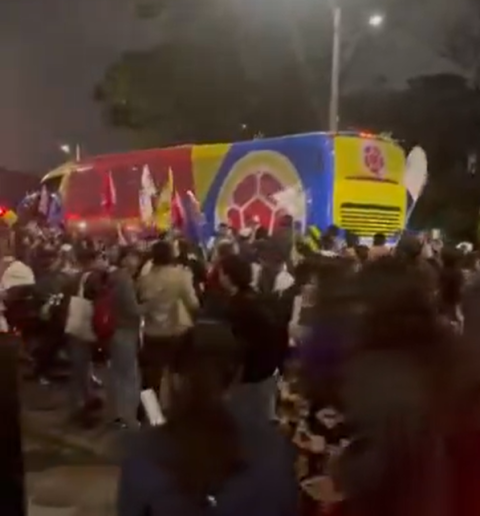 Marcha multitudinaria de apoyo a Iván Cepeda en Bogotá rodeó bus de la selección Colombia