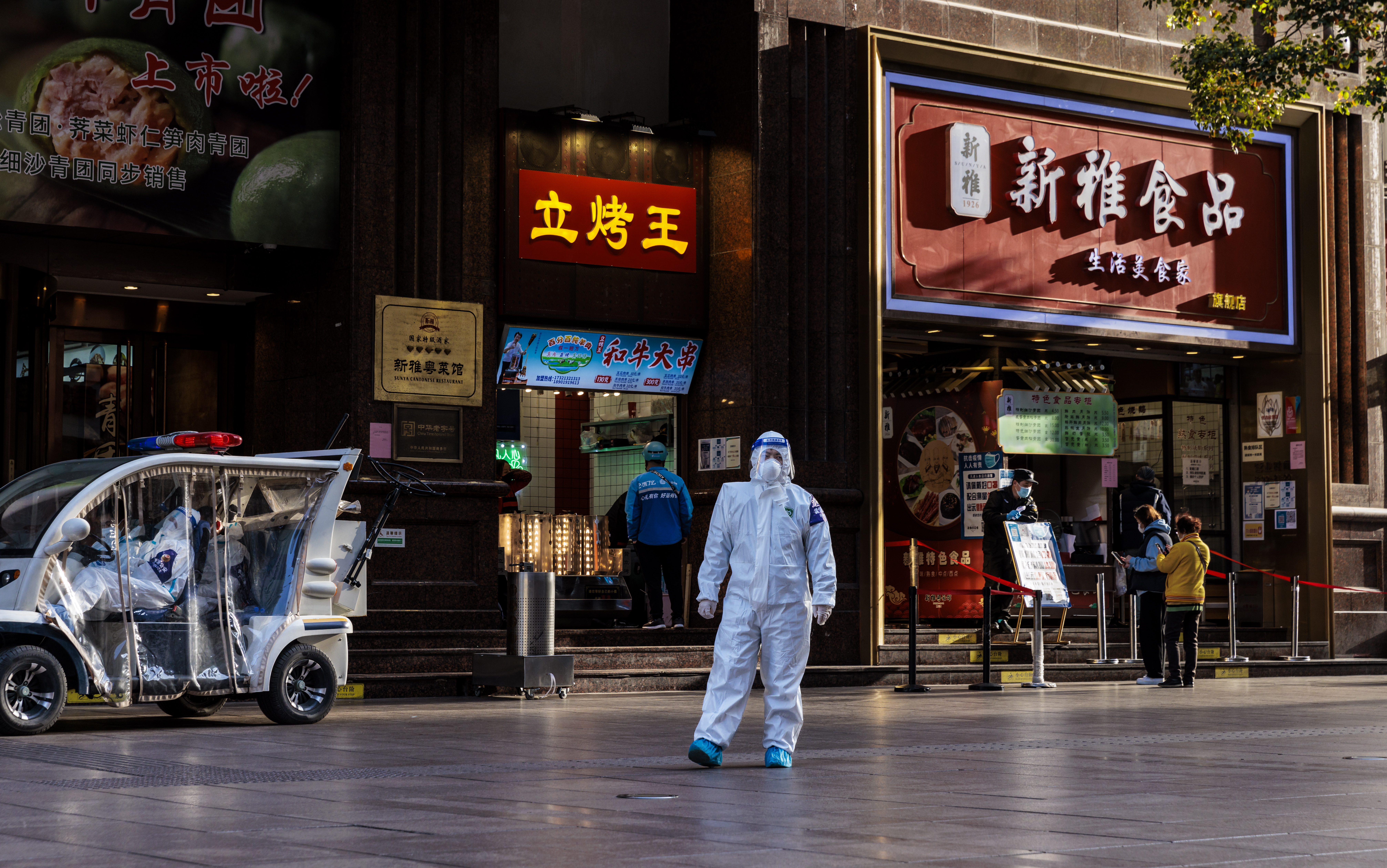 Shanghai (China), 28/03/2022.- Police in protective gear patrol in Nanjing street main pedestrian and shopping area, in Shanghai, China, 28 March 2022. On 28 March 2022, in China, there were 1,219 new locally transmitted COVID-19 cases, 4,996 asymptomatic infections, according to the National Health Commission. Shanghai city imposes strict lockdown amid COVID-19 resurgence. A complete lockdown hit one of the biggest districts. Pudong, Puxi, Minhang, Songjiang districts quarantine measures are implemented for the key sub districts and towns for a new round of citywide nucleic acid testing starting Monday morning. All public transportations have been suspended in these critical areas while quarantining. Authorities reported that airports, railway stations, and international cargo transport will operate normally during the lockdown through 5 April. EFE/EPA/ALEX PLAVEVSKI