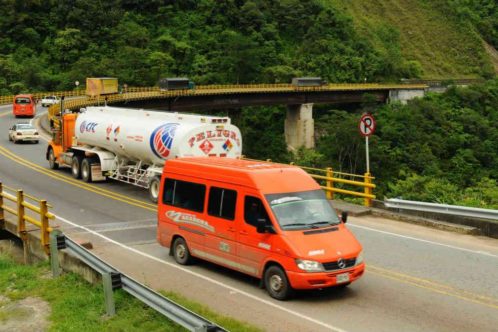 El transporte de carga por carretera crece y se aleja de los ríos y el tren.