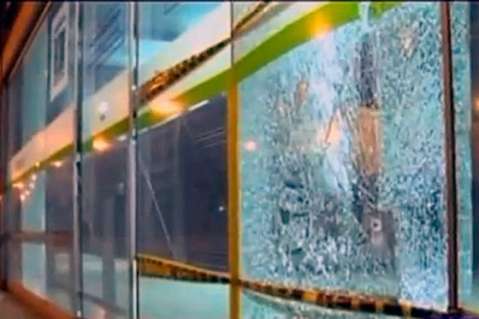 Vandalismo acabó con vidrios de diez estaciones de Transmilenio