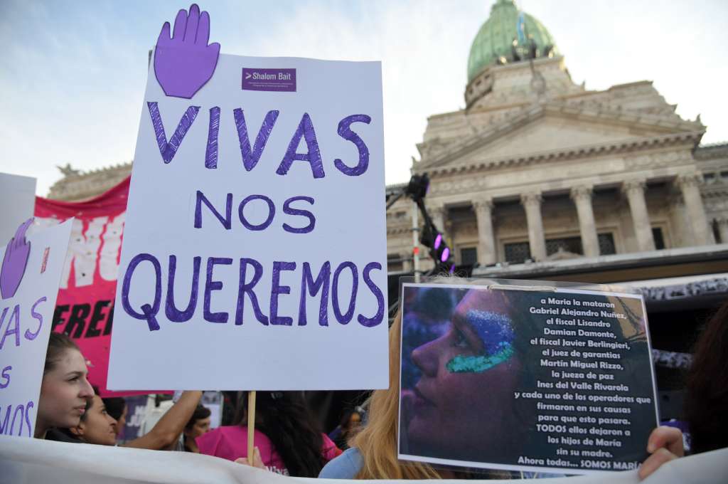 AME3954. BUENOS AIRES (ARGENTINA), 03/06/2023.- Mujeres participan en una movilización contra la violencia machista, hoy, en Buenos Aires (Argentina). Miles de personas se movilizaron este sábado en Buenos Aires y otras ciudades de Argentina en una nueva edición de la marcha bajo la consigna "Ni una menos", para reclamar contra la violencia hacia las mujeres en un país donde en 2022 se registró un feminicidio cada 35 horas. EFE/ Enrique García Medina