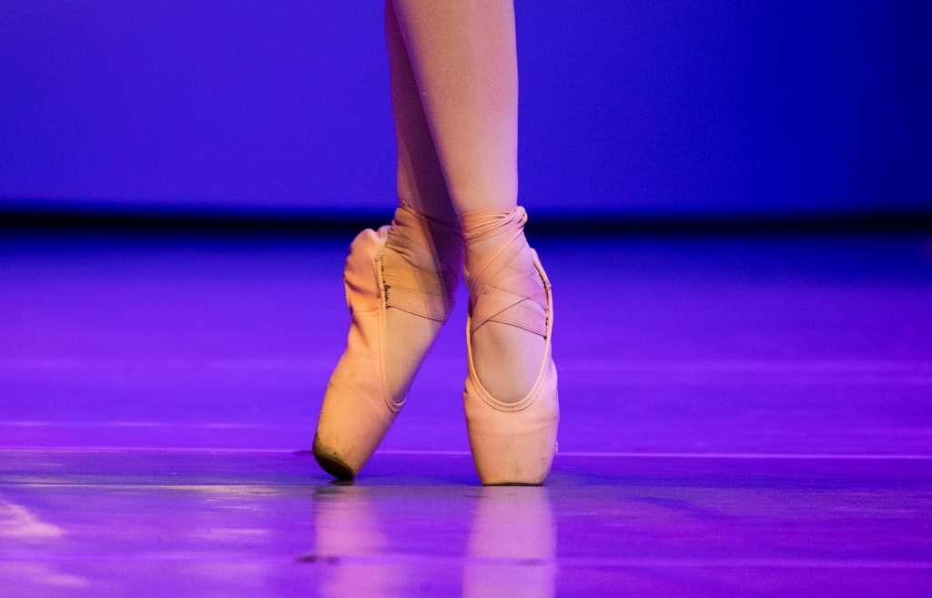 AME905. SANTO DOMINGO (REPÚBLICA DOMINICANA), 15/12/2022.- Detalle de los pies de una bailarina durante la función "El Cascanueces", hoy, en el Teatro Nacional de Santo Domingo (República Dominicana). Tres compañías de danzas dominicanas interpretarán desde mañana viernes y hasta el domingo próximo el clásico navideño "El Cascanueces" en el Teatro Nacional Eduardo Brito de Santo Domingo, en una nueva versión del coreógrafo y exbailarín Carlos Veitía. El montaje reúne a los mejores artistas de la danza clásica en República Dominicana, por lo que su puesta en escena será de "gran calidad" y "belleza escénica", afirmaron sus responsables en un documento. EFE/ Orlando Barría