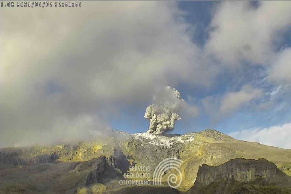 Así se veía el volcán Nevado del Ruiz en la mañana de este martes (2 de mayo).