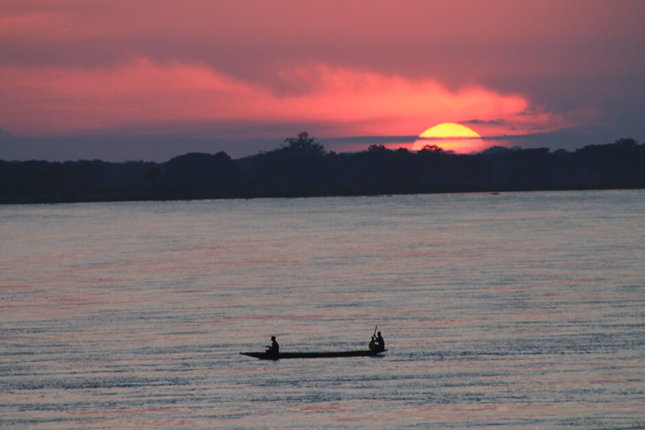 Postal de una puesta de sol a orillas del Río Magdalena, protagonista excluyente de gran parte de la historia de Colombia. / Cortesía