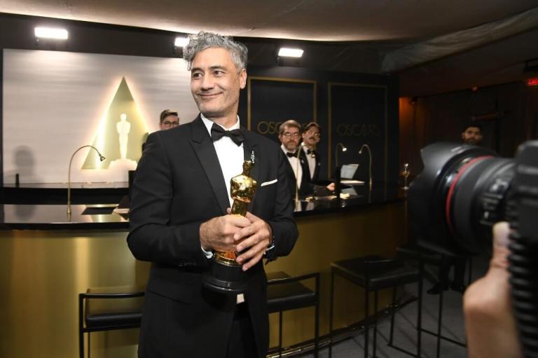 Taika Waititi esconde su Óscar y Brie Larson lo pilla ‘in fraganti’