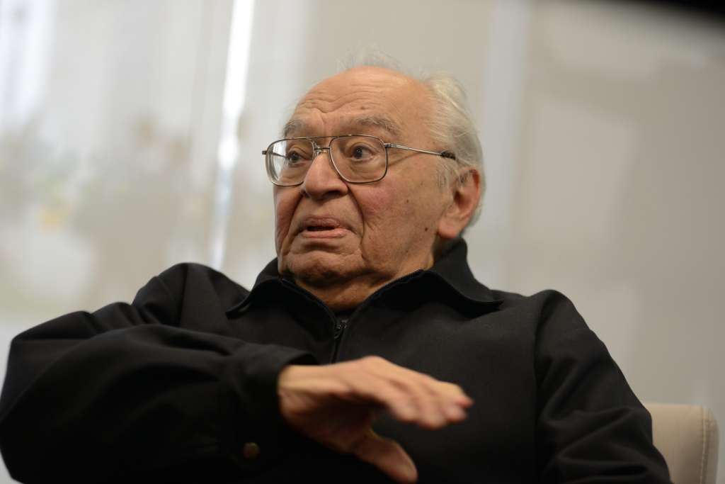 LIM08. BOGOTÁ (COLOMBIA), 22/10/2024.- Fotografía de archivo del 3 de julio de 2023 del padre Gustavo Gutiérrez en una rueda de prensa en Lima (Perú). El sacerdote y teólogo peruano Gustavo Gutiérrez, considerado uno de los padres de la Teología de la Liberación, murió este martes en Lima a los 96 años de edad, informó la Provincia de los Dominicos en Perú, congregación a la que pertenecía desde 2001. EFE/ Raúl García ARCHIVO