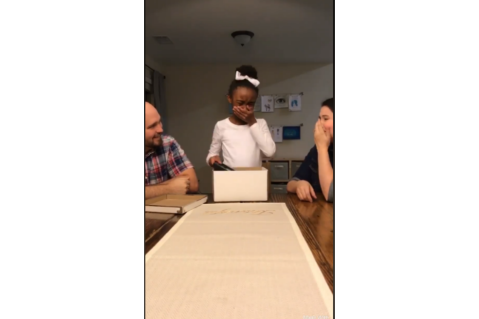 Conmovedora reacción de niña al enterarse de que será adoptada