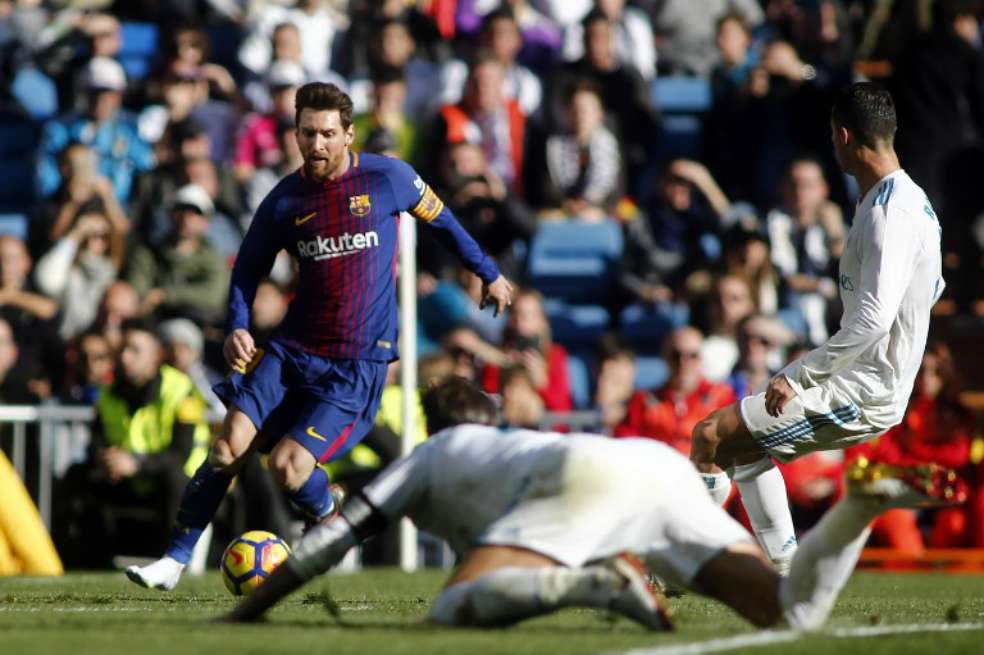 Messi (i) anotó el segundo gol del Barcelona, asistió en el tercero y fue de lo más destacado del clásico, jugado en el estadio Santiago Bernabéu. / AFP
