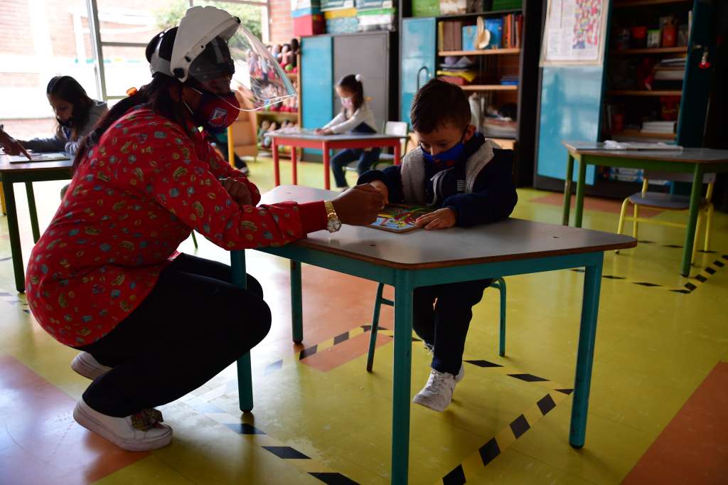 Estudiantes regresan a clases presenciales en los colegios públicos de Bogotá, durante la pandemia por Covid-19.