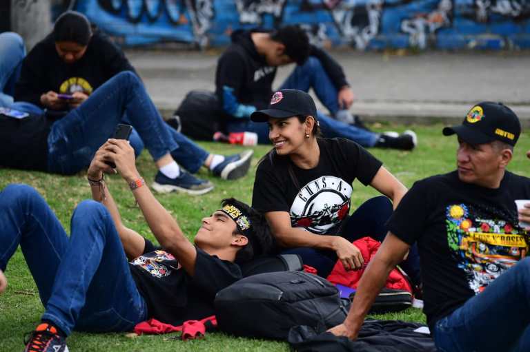 Miles de seguidores se preparan para disfrutar del concierto de la mítica banda de rock.