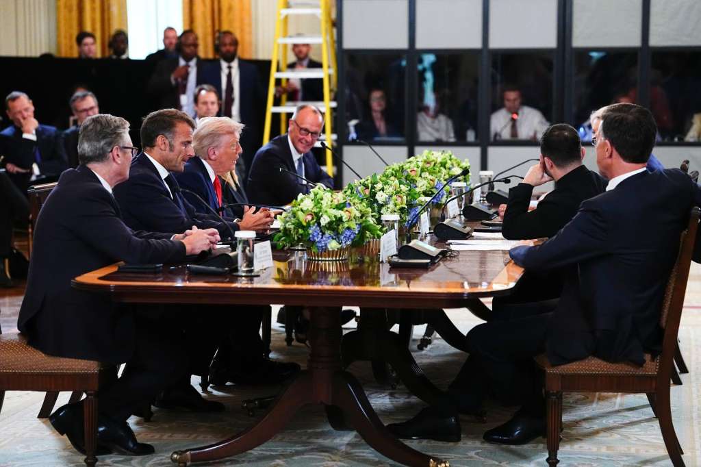 WASHINGTON (United States), 18/08/2025.- United States President Donald J Trump (C) makes remarks next to British Prime Minister Keir Starmer (L), French President Emmanuel Macron (2L) and German Chancellor Friedrich Merz (4L) during a Multilateral Meeting with European Leaders in the East Room of the White House in Washington, DC, USA, 18 August 2025. European Leaders are at the White House in support of President Zelenskyy following President Trump’s meeting with President Vladimir Putin of Russia in Anchorage, Alaska, USA, on August 15, 2025. (Rusia, Ucrania, Estados Unidos) EFE/EPA/AARON SCHWARTZ / POOL
