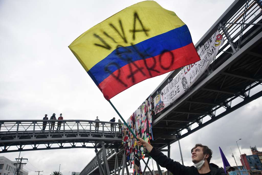 Concentración de estudiantes frente a la entrada de la Universidad Nacional sobre la Avenida Calle 26, para protestar hacia el Búnker de la Fiscalía.