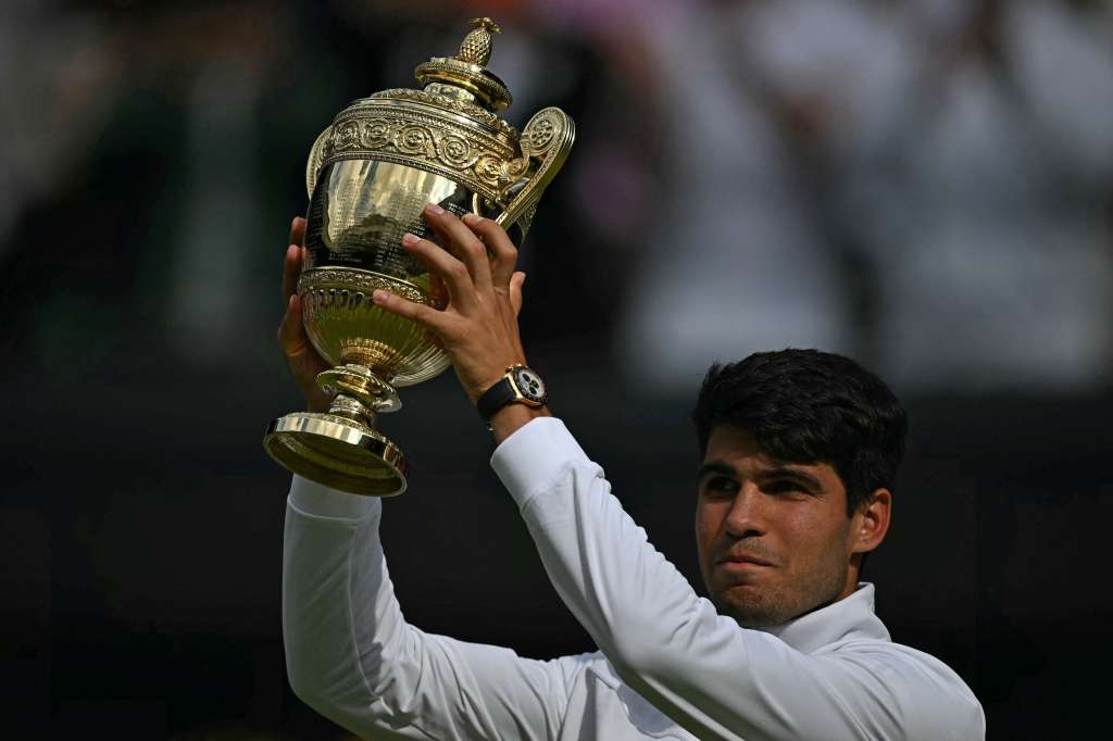 Carlos Alcaraz, defensor del título de Wimbledon, se impuso a Novak Djokovic, siete veces ganador, en una final de infarto en la que se impuso por 6-2, 6-2,7-6.