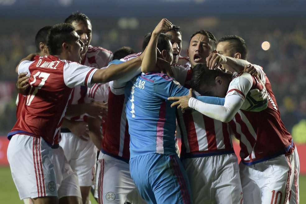 Los jugadores paraguayos celebran su triunfo ante Brasil en la tanda de penales. / AFP