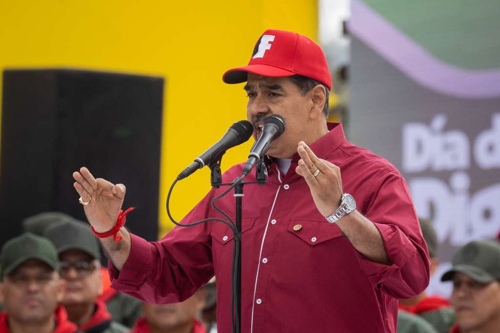 AME7223. CARACAS (VENEZUELA), 04/02/2025.- El líder chavista Nicolás Maduro habla durante un homenaje a Hugo Chávez este martes, en Caracas (Venezuela). El titular de Interior de Venezuela, Diosdado Cabello, dijo que el mejor homenaje que se le puede dar a Hugo Chávez (1999-2013), al conmemorarse los 33 años del fallido golpe de Estado que el fallecido exgobernante encabezó como teniente coronel, es que el oficialismo permanezca en unidad. EFE/ Rayner Peña R
