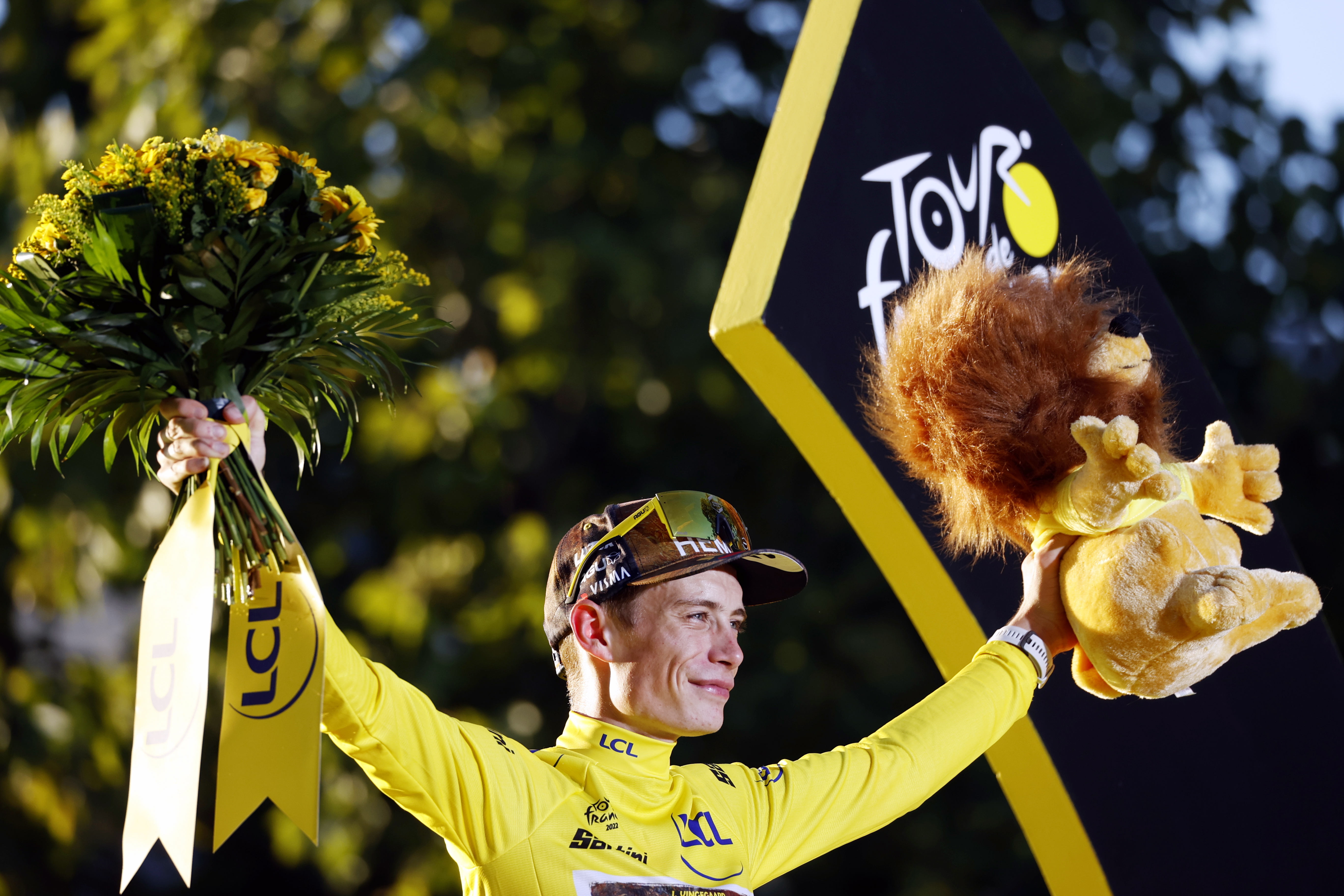 Paris (France), 24/07/2022.- Danish rider Jonas Vingegaard of Jumbo Visma celebrates on the podium with the overall leader's yellow jersey after the 21st stage of the Tour de France 2022 over 115.6km from Paris La Defense in the Paris suburb of Nanterre to the Champs-Elysees in Paris, France, 24 July 2022. (Ciclismo, Francia) EFE/EPA/YOAN VALAT