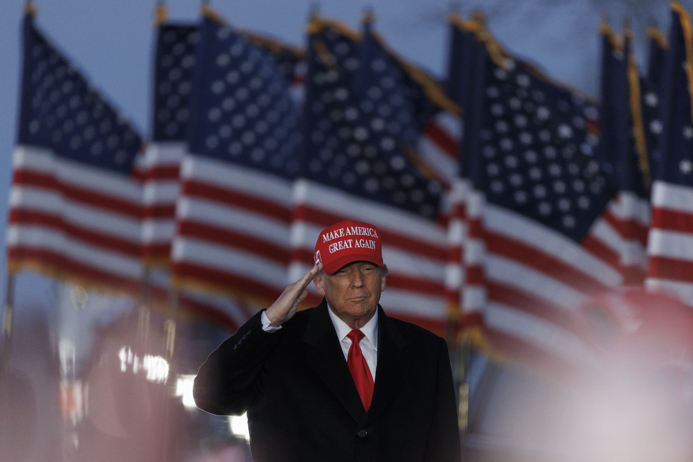 -FOTODELDÍA- EA7173. SCHNECKSVILLE (ESTADOS UNIDOS), 13/04/2024.- El ex presidente estadounidense Donald Trump llega a un mitin este sábado en Schnecksville, Pensilvania, EE.UU. Trump regresó al estado oscilante de Pensilvania días antes de las elecciones primarias del estado y antes de su comparecencia ante el tribunal penal de Nueva York. EFE/ Sarah Yenesel
