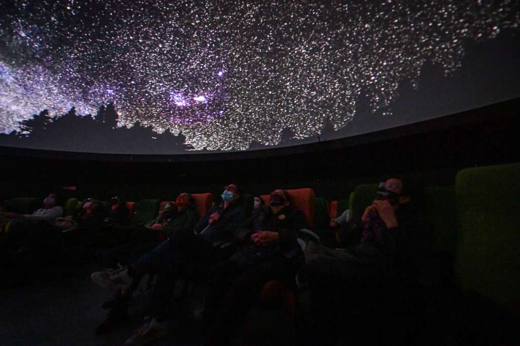 Proyección láser en el Planetario Distrital y la Plaza La Santamaria en honor a las víctimas de desaparición forzada en Colombia