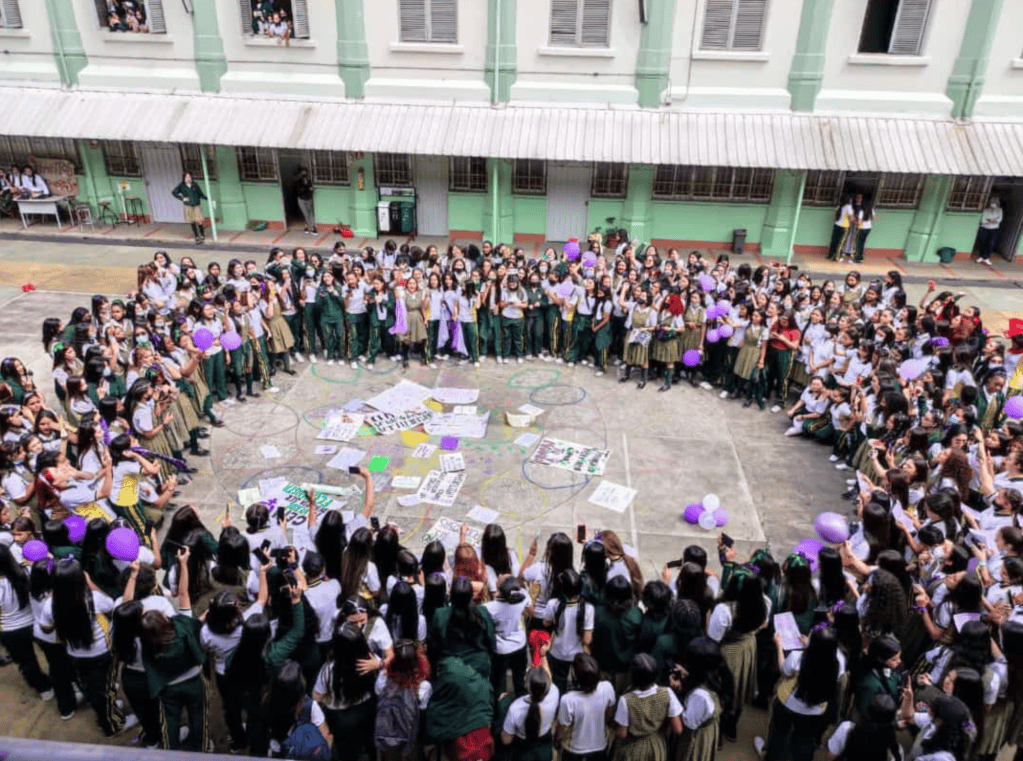 Las estudiantes del Cefa, en Medellín, que hicieron visible el acoso en su colegio