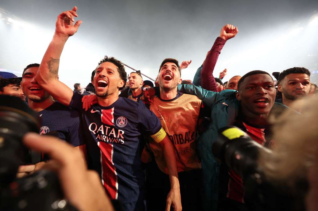 Los jugadores del PSG celebran su victoria al final del partido de vuelta de las semifinales de la UEFA Champions League entre el Paris Saint-Germain (PSG) y el Arsenal en el estadio Parc des Princes de París, el 7 de mayo de 2025. (Foto de FRANCK FIFE / AFP)