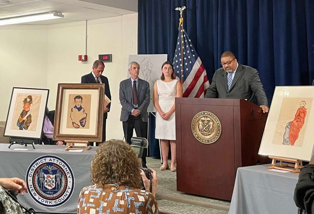 USA9125. NUEVA YORK (ESTADOS UNIDOS), 20/09/2023.-Fotografía divulgada por el fiscal del distrito de Manhattan, Alvin Bragg, donde aparece mientras habla durante una ceremonia de entrega de las obras del pintor austríaco Egon Schiele al juez Timothy M. Reif, que es uno de los herederos legales de Fritz Grünbaum, dueño de estas, hoy en Nueva York (EEUU). Las autoridades de Nueva York devolvieron este miércoles siete obras del pintor austríaco Egon Schiele robadas por los nazis a una pareja judía que fueron víctimas del Holocausto a sus familiares vivos, fruto de una investigación que abarcó varias colecciones estadounidenses, incluida la del magnate judío Ronald Lauder. EFE/Fiscal del distrito de Manhattan /SOLO USO EDITORIAL/SOLO DISPONIBLE PARA ILUSTRAR LA NOTICIA QUE ACOMPAÑA (CRÉDITO OBLIGATORIO)