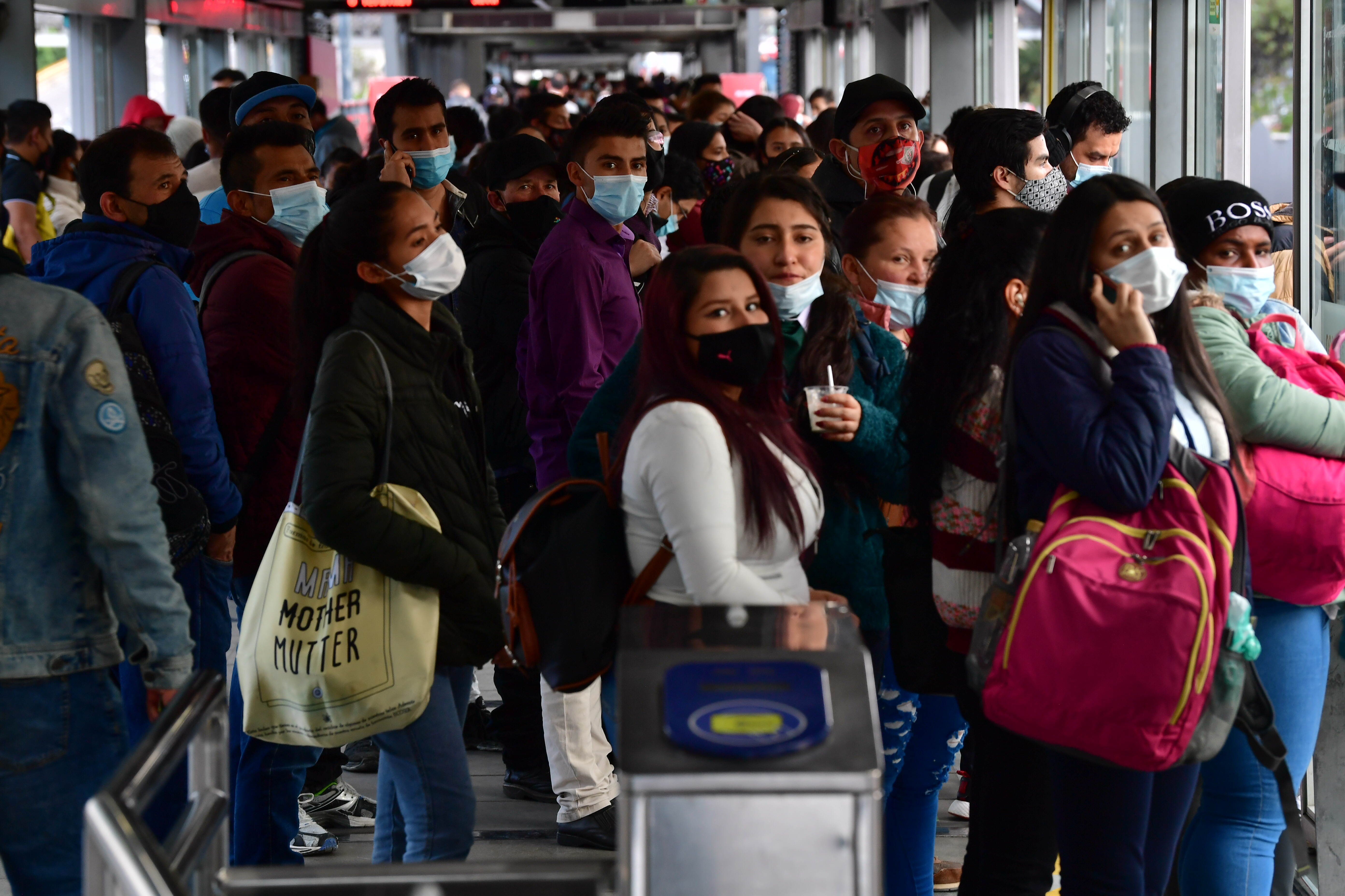 Aglomeraciones en portales, estaciones y buses del sistema de Transmilenio durante la cuarentena por Covid-19.
