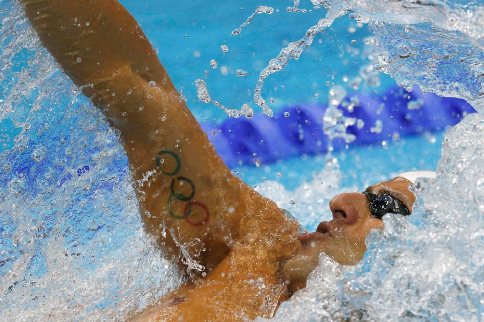 El nadador bogotano Omar Pinzón, durante su serie de 200 espalda, donde logró el paso a la semifinal. Foto: EFE