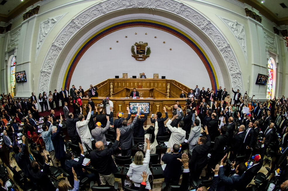 Fotografía de archivo fechada el 5 de enero de 2016 de diputados venezolanos durante un juramento durante la instalación de la Asamblea Nacional (AN), en Caracas (Venezuela). / EFE