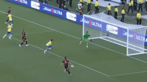 El insólito gol que falló Rafael Santos Borré contra Brasil: “¿para qué te traje?”