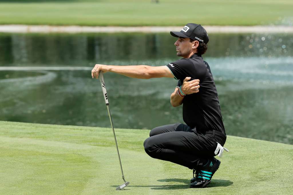 AME2785. CIUDAD DE MÉXICO (MÉXICO), 26/04/2025.- El chileno Joaquin Niemann del equipo Torque GC participa este sábado, en la segunda ronda del LIV Golf Ciudad de México en el Club de Golf Chapultepec, en Ciudad de México (México). EFE/José Méndez
