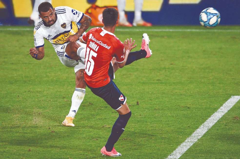 Edwin Cardona, volante de Boca Juniors.