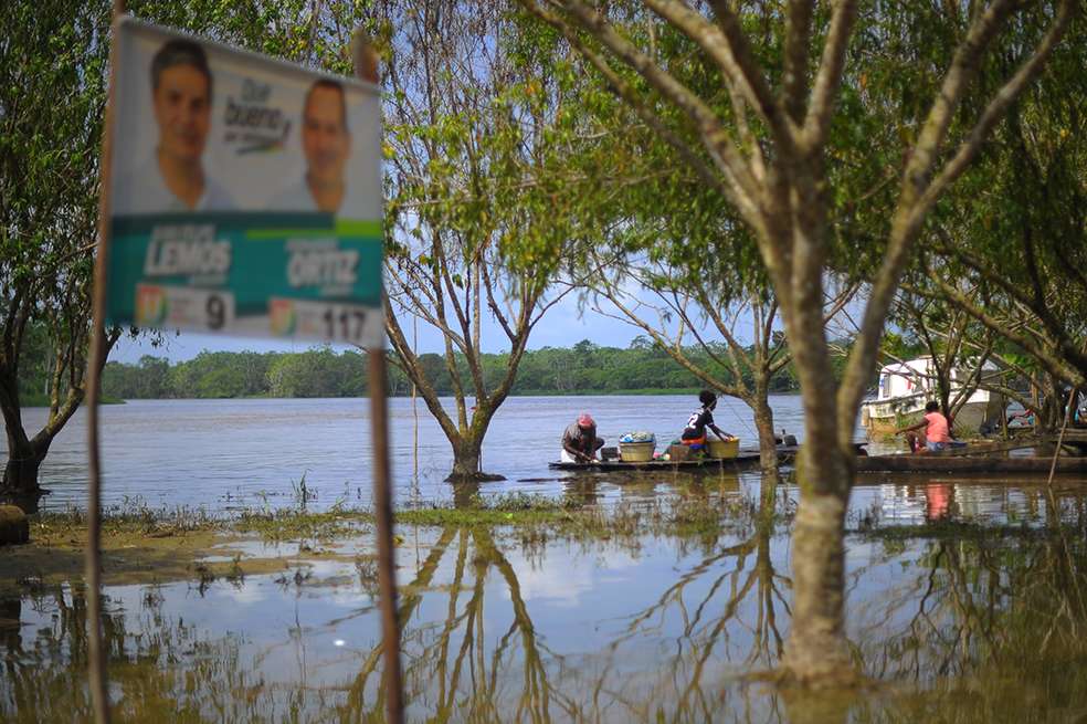 En tiempos electorales, una que otra valla con publicidad política se ve a las orillas del Atrato. / Fotos: Cristian Garavito - El Espectador