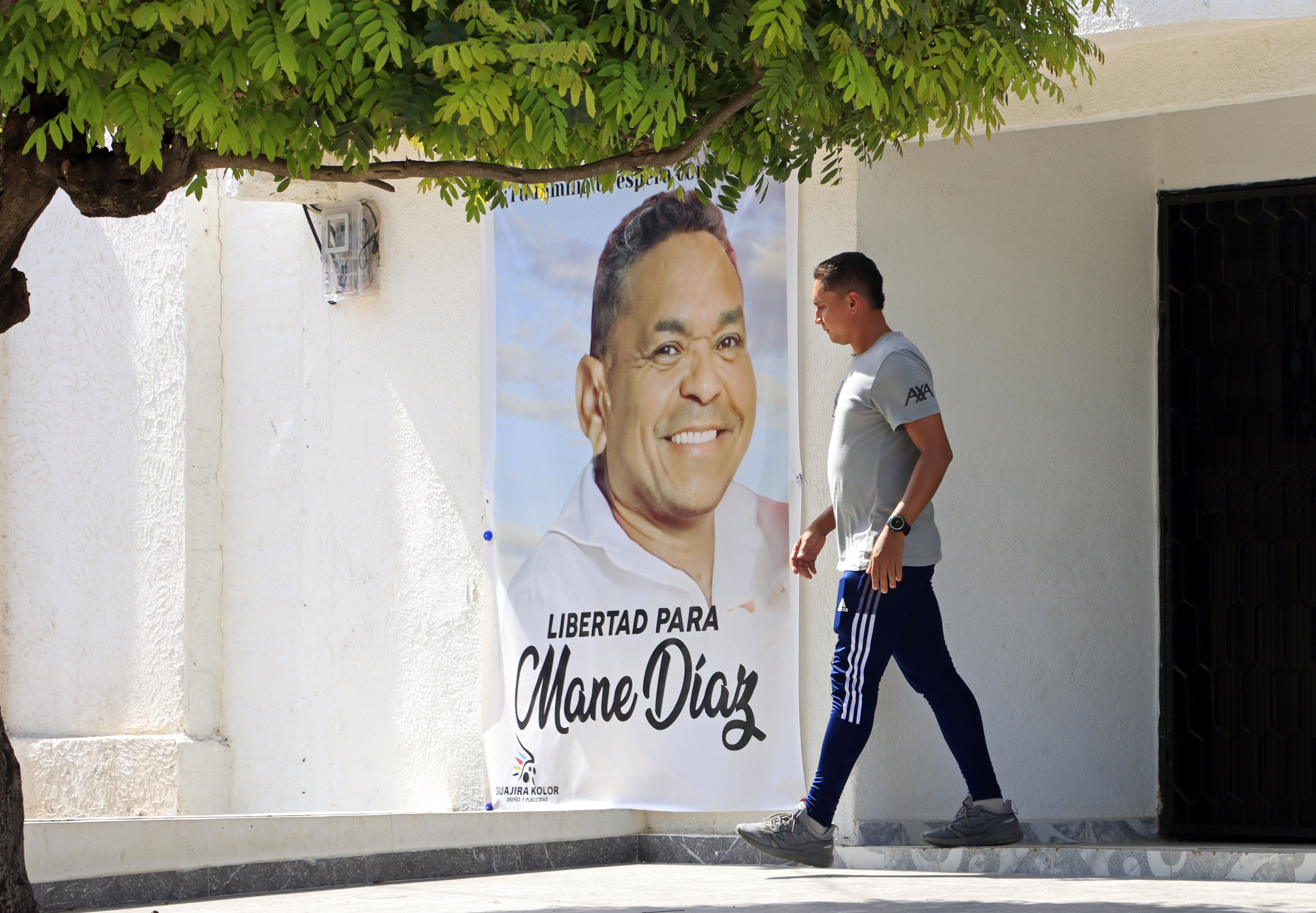 AME5097. BARRANCAS (COLOMBIA), 07/11/2023.- Fotografía de un cartel que pide la liberación de Luis Manuel Díaz, padre del jugador colombiano Luis Díaz, hoy, en Barrancas (Colombia). Entre la esperanza y la angustia están este martes los habitantes de Barrancas, tierra natal del futbolista Luis Díaz, del Liverpool y de la selección colombiana, por la dilatada liberación de su padre, Luis Manuel, secuestrado hace diez días por la guerrilla del Ejército de Liberación Nacional (ELN). EFE/ Ricardo Maldonado Rozo