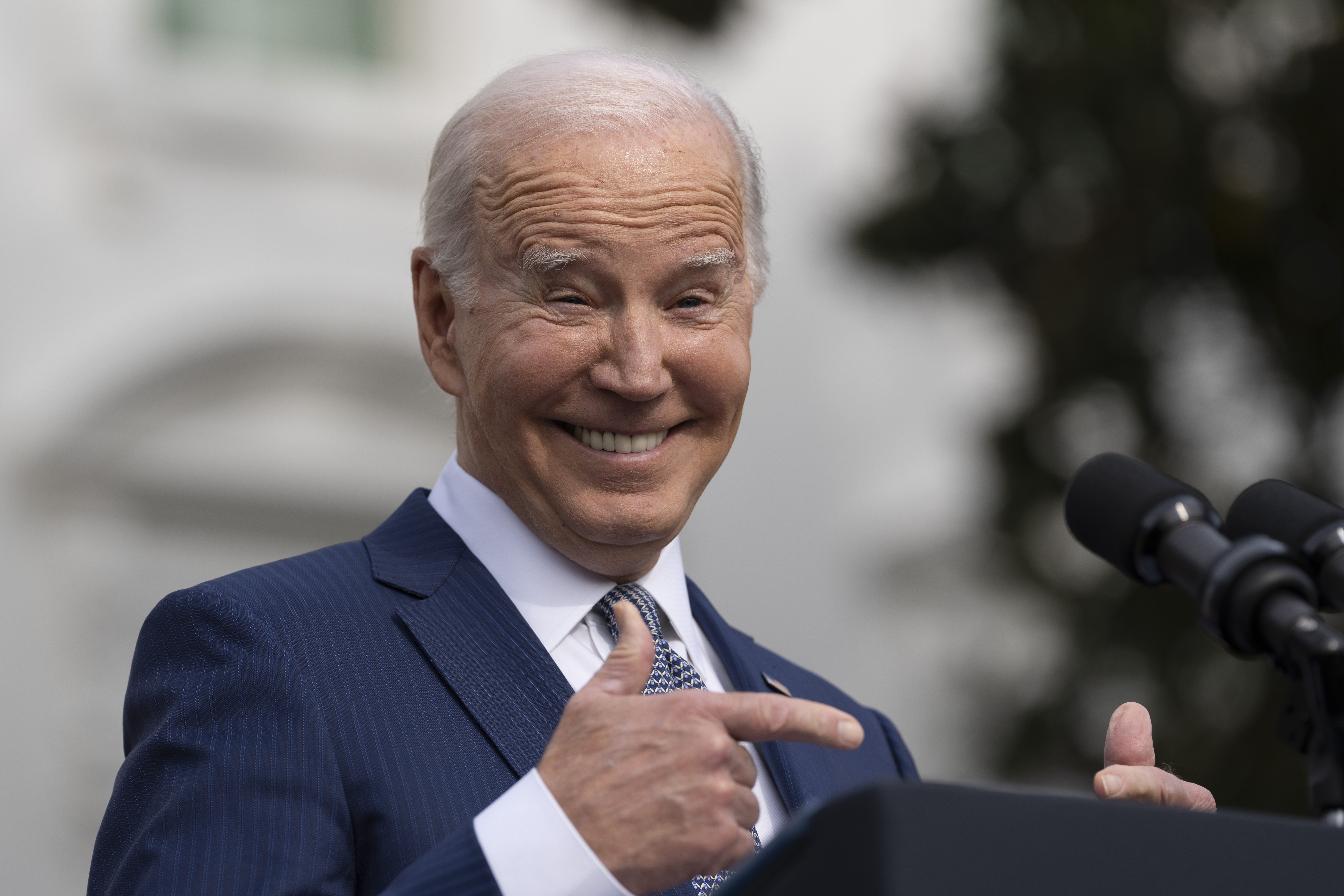 Washington (United States), 20/11/2023.- United States President Joe Biden participates in a ceremony pardoning of the National Thanksgiving Turkey at the White House in Washington, DC, USA, 20 November 2023. (Turquía, Estados Unidos) EFE/EPA/CHRIS KLEPONIS / POOL