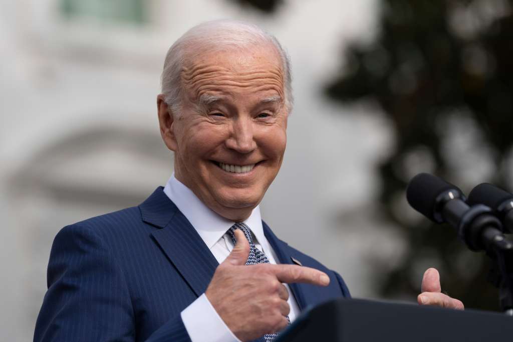 Washington (United States), 20/11/2023.- United States President Joe Biden participates in a ceremony pardoning of the National Thanksgiving Turkey at the White House in Washington, DC, USA, 20 November 2023. (Turquía, Estados Unidos) EFE/EPA/CHRIS KLEPONIS / POOL