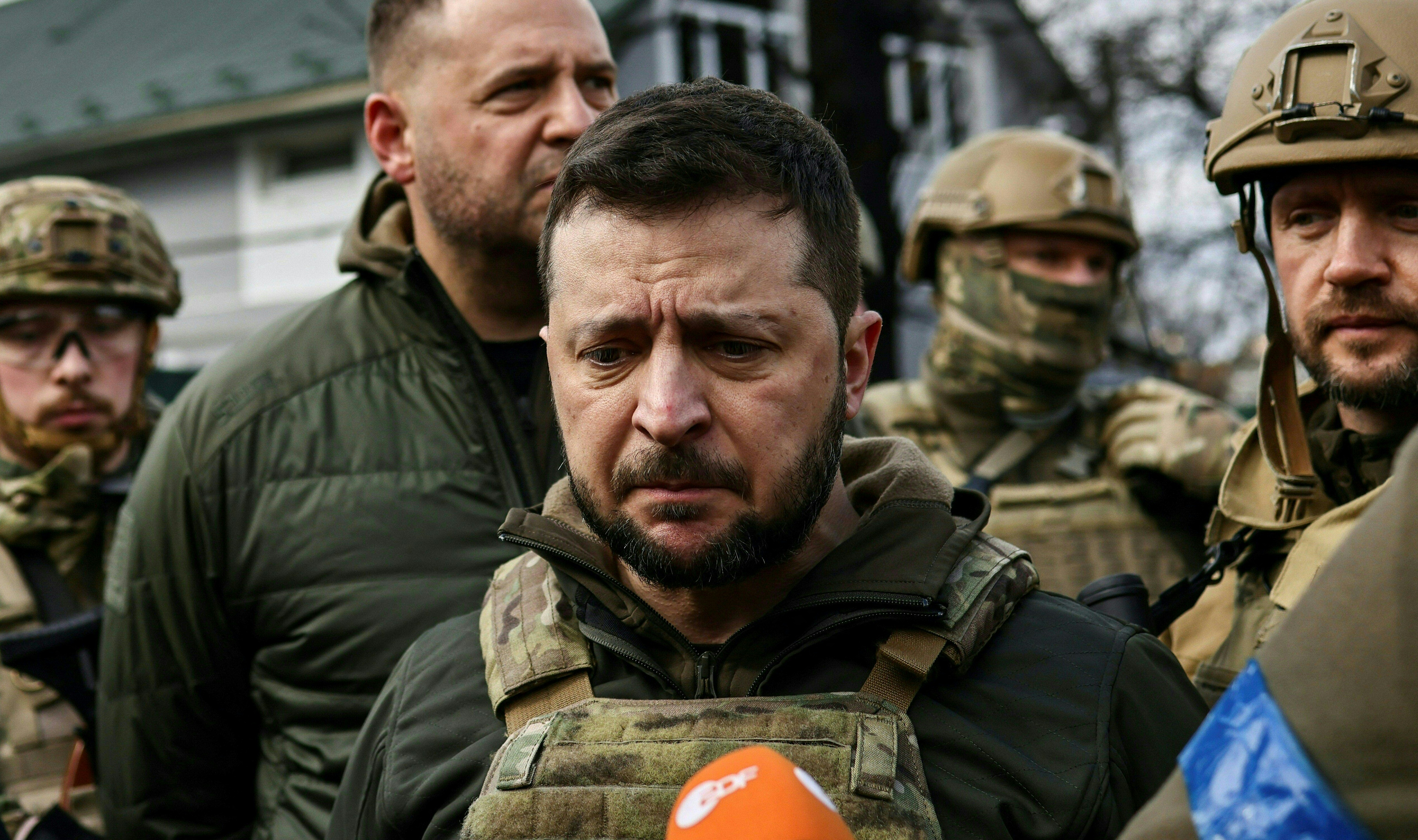 Zelenski recorre las calles de Bucha y acusa a Rusia de cometer un genocidio