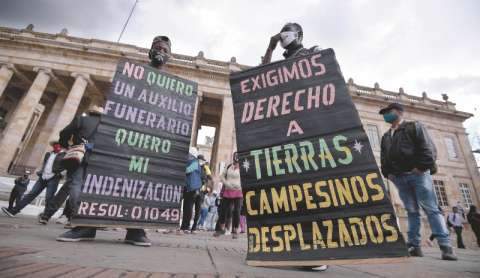 Desplazamiento forzado predomina como delito del conflicto en Colombia: Informe