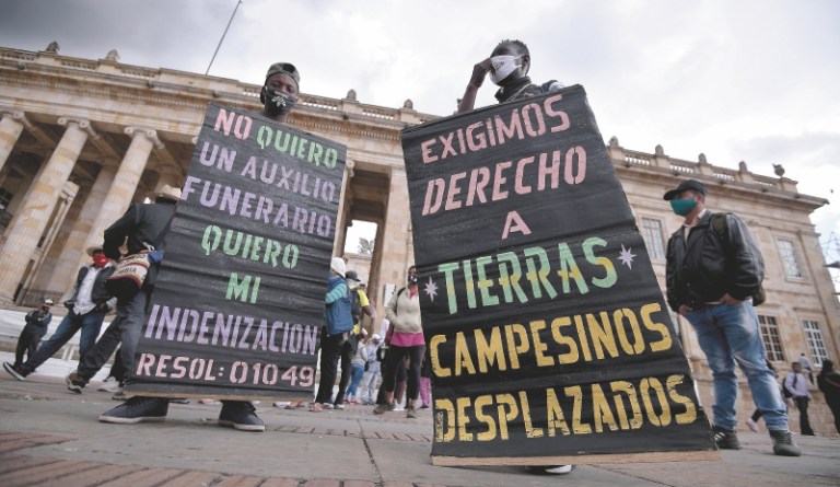 Desplazamiento forzado predomina como delito del conflicto en Colombia: Informe