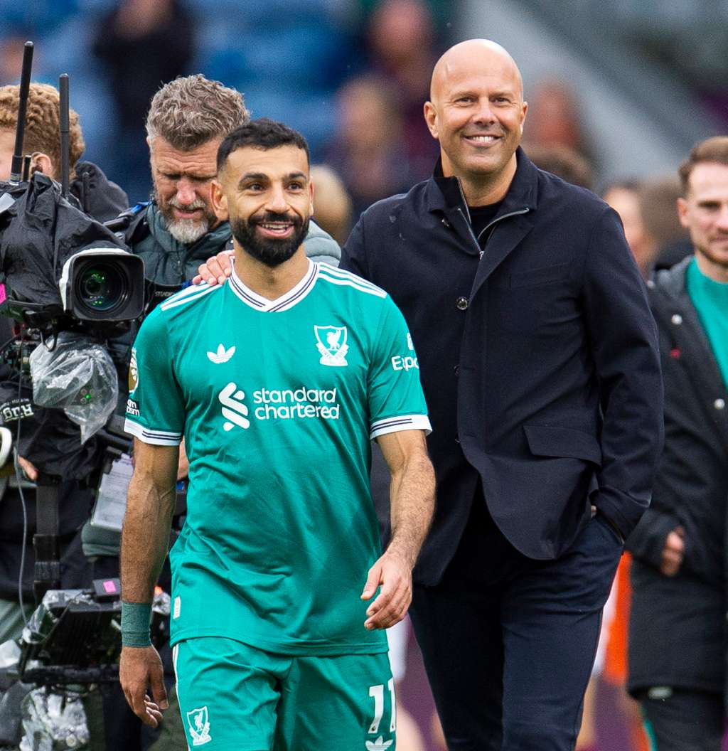 BURNLEY (United Kingdom), 14/09/2025.- Mohamed Salah of Liverpool and head coach Arne Slot smile after winning the English Premier League soccer match between Burnley and Liverpool, in Burnley, Britain, 14 September 2025. (Reino Unido) EFE/EPA/PETER POWELL EDITORIAL USE ONLY. No use with unauthorized audio, video, data, fixture lists, club/league logos, 'live' services or NFTs. Online in-match use limited to 120 images, no video emulation. No use in betting, games or single club/league/player publications.