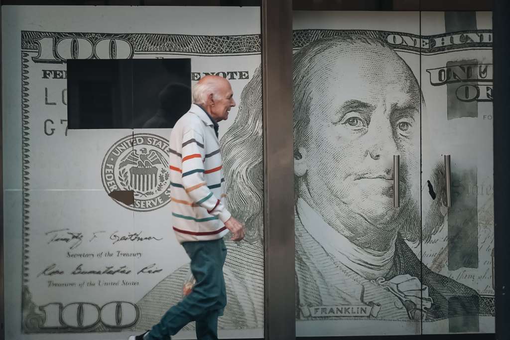 AME4421. BUENOS AIRES (ARGENTINA), 01/04/2025.- Una persona camina frente a una casa de cambio este martes, en Buenos Aires (Argentina). Argentina es una economía bimonetaria 'de hecho', en la que, si bien hay una moneda propia, es el precio del dólar estadounidense el que determina las decisiones cotidianas de inversores, empresas y familias, una obsesión forjada al calor de las recurrentes crisis financieras del país suramericano. EFE/ Juan Ignacio Roncoroni