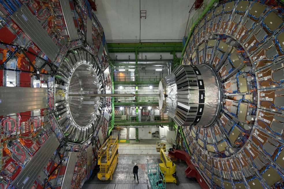 En este túnel se envían protones en direcciones opuestas que, al chocar, se descomponen en otras partículas y recrean el momento justo después del Big Bang.